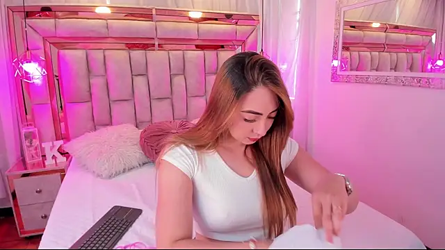 Katalina Evans online show from 7, 11, 2025