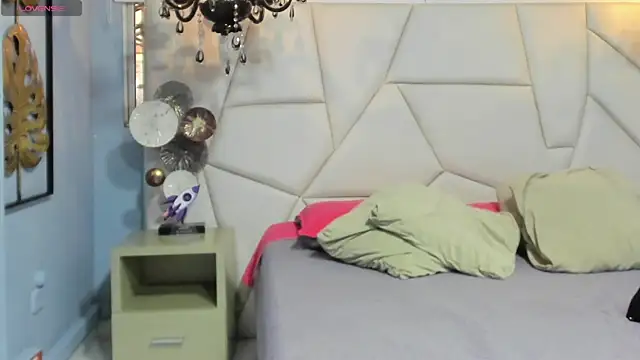 Snapshot of Aitana_Hilton_ chatting on 6, 11, 2025 Aitana Hilton online show from 6, 11, 2025