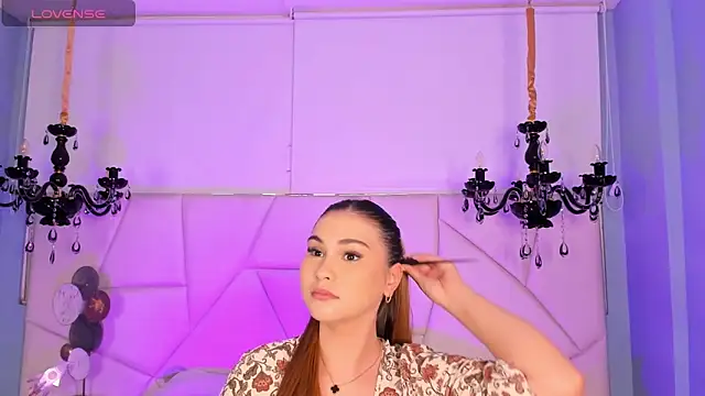 Snapshot of Aitana_Hilton_ chatting on 8, 10, 2025 Aitana Hilton online show from 8, 10, 2025