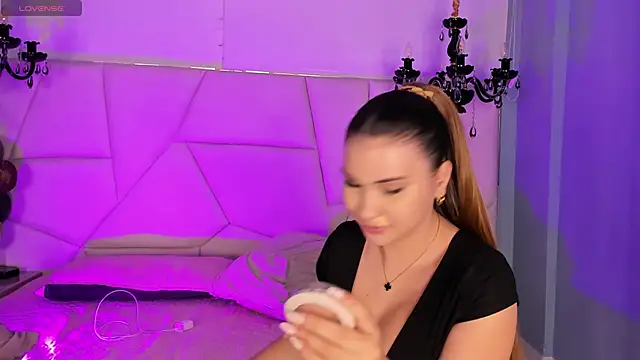 Snapshot of Aitana_Hilton_ chatting on 11, 10, 2025 Aitana Hilton online show from 11, 10, 2025