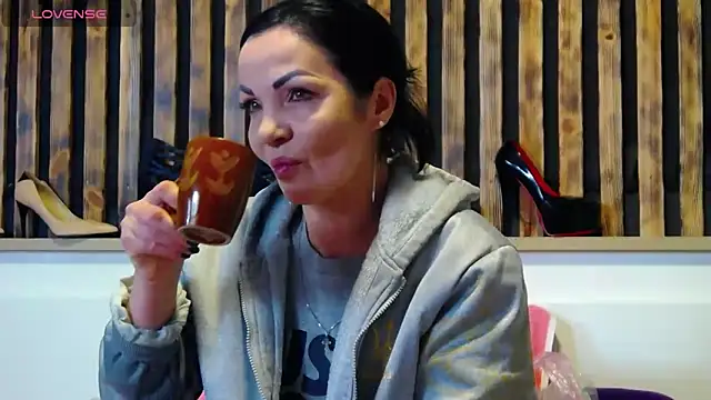 Tory Lovi online show from 6, 2, 2026