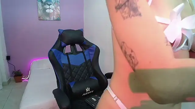 Snapshot of alana_lara chatting on 15, 10, 2025 alana lara online show from 15, 10, 2025