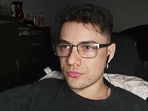 Snapshot of Dyllan__ chatting on 25, 10, 2025 Dyllan online show from 25, 10, 2025