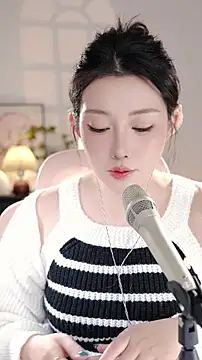 Snapshot of Dou-Dou-er chatting on 7, 11, 2025 Dou-Dou-er online show from 7, 11, 2025