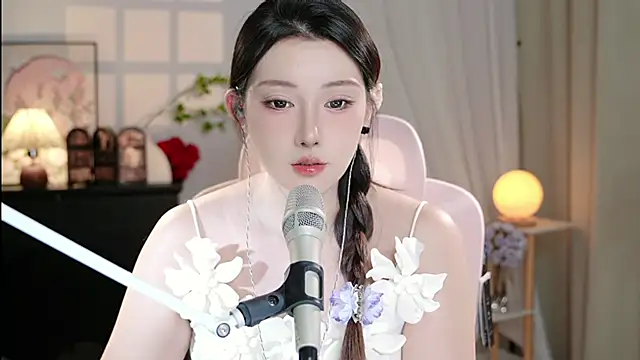 Snapshot of Dou-Dou-er chatting on 7, 10, 2025 Dou-Dou-er online show from 7, 10, 2025