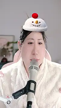 Snapshot of Dou-Dou-er chatting on 5, 11, 2025 Dou-Dou-er online show from 5, 11, 2025