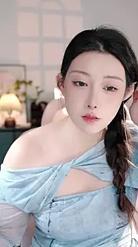 Snapshot of Dou-Dou-er chatting on 4, 11, 2025 Dou-Dou-er online show from 4, 11, 2025