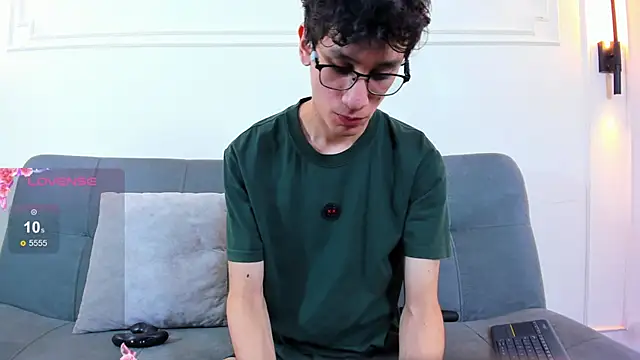 Snapshot of Cum_hunters chatting on 5, 5, 2026 Cum hunters online show from 5, 5, 2026