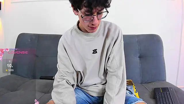 Snapshot of Cum_hunters chatting on 27, 5, 2026 Cum hunters online show from 27, 5, 2026