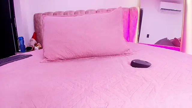 Auroraa miller online show from 18, 12, 2025