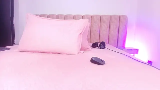 Snapshot of Auroraa_miller chatting on 14, 11, 2025 Auroraa miller online show from 14, 11, 2025