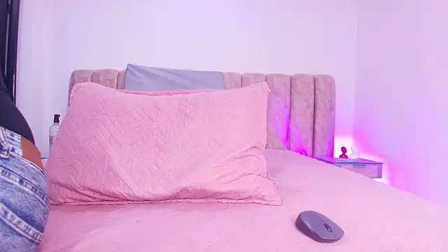 Snapshot of Auroraa_miller chatting on 29, 11, 2025 Auroraa miller online show from 29, 11, 2025