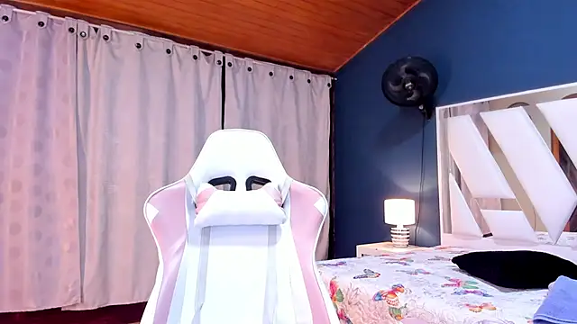 Alondra Cutie online show from 2, 3, 2025