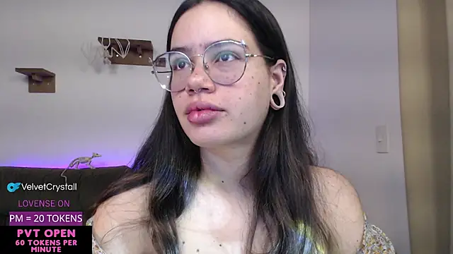 Snapshot of crystalll_room chatting on 5, 10, 2025 crystalll room online show from 5, 10, 2025