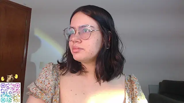 Snapshot of crystalll_room chatting on 16, 7, 2026 crystalll room online show from 16, 7, 2026