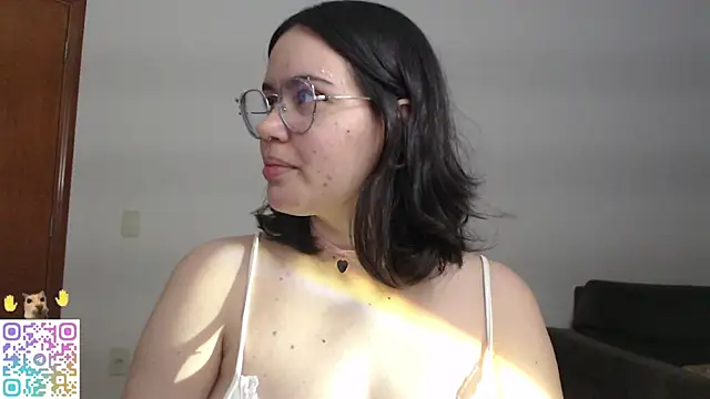 Snapshot of crystalll_room chatting on 17, 6, 2026 crystalll room online show from 17, 6, 2026