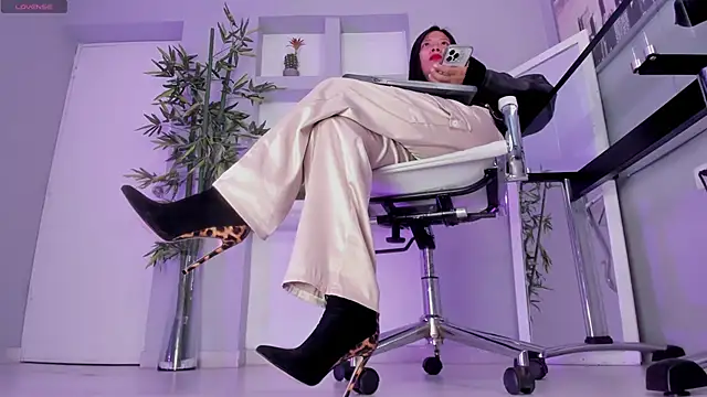 hannah howeell   online show from 6, 10, 2025