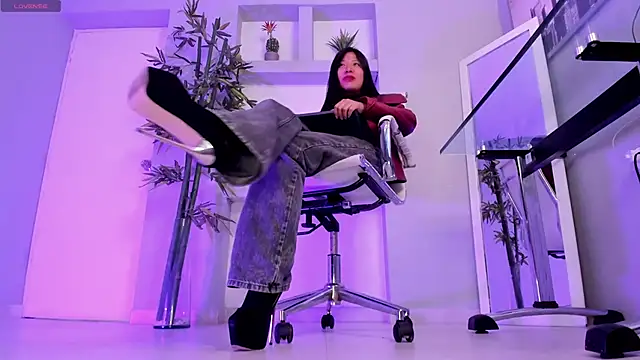 hannah howeell   online show from 17, 3, 2025