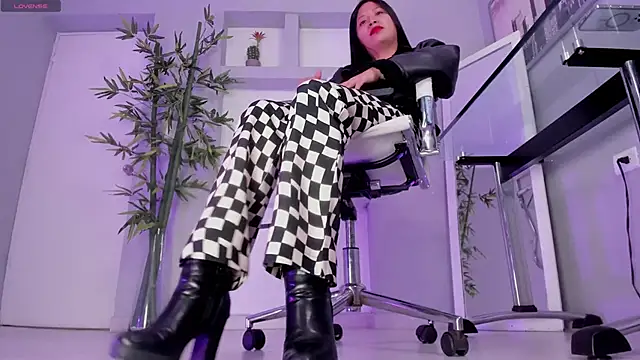 hannah howeell   online show from 29, 9, 2025