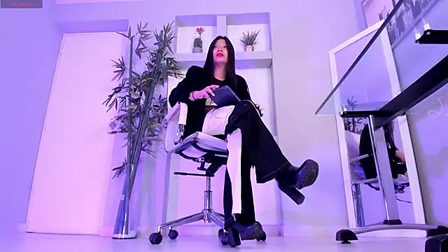 hannah howeell   online show from 27, 2, 2025