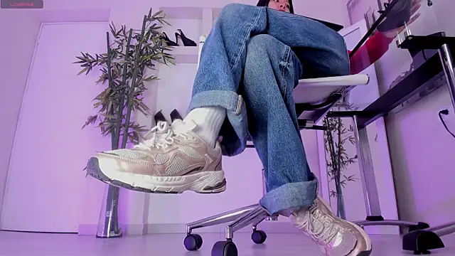 hannah howeell   online show from 25, 3, 2026