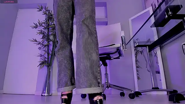 hannah howeell   online show from 19, 9, 2025