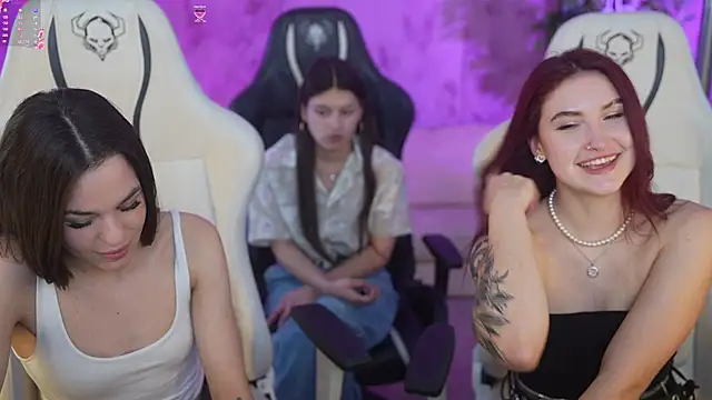 Roxi Twix online show from 7, 3, 2025