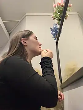 KiraBarlows online show from 5, 10, 2025