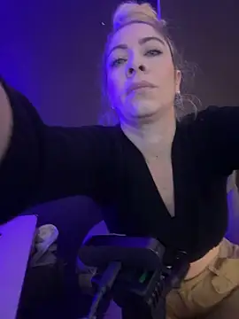 viktoria davis  online show from 6, 3, 2025