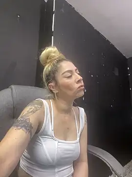 viktoria davis  online show from 11, 3, 2025