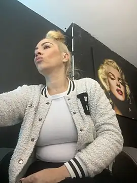 viktoria davis  online show from 4, 10, 2025