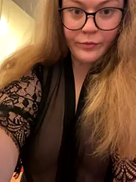 EveBaker04 online show from 4, 11, 2025