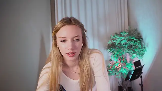 Snapshot of katt__y chatting on 4, 3, 2025 katt y online show from 4, 3, 2025