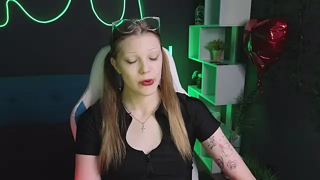 MiaWhisper online show from 5, 3, 2025