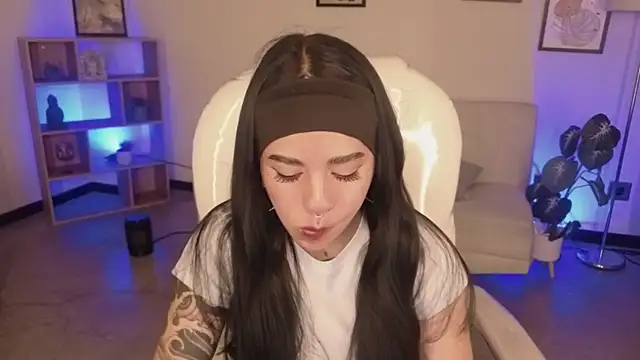 Nicole Foxx  online show from 25, 11, 2025