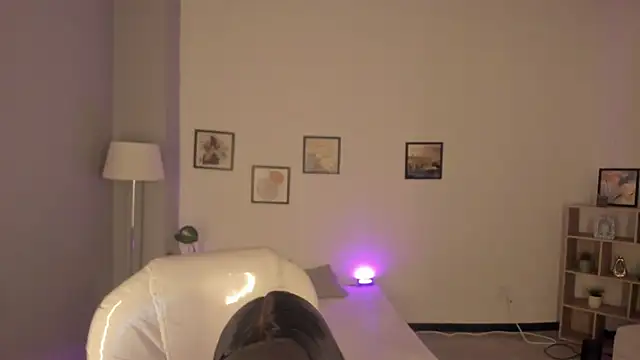 Nicole Foxx  online show from 10, 9, 2025