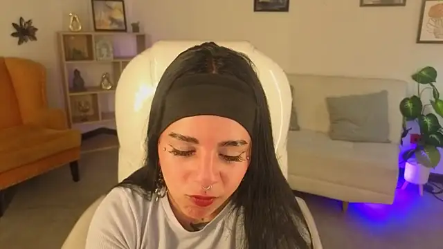 Nicole Foxx  online show from 12, 11, 2025