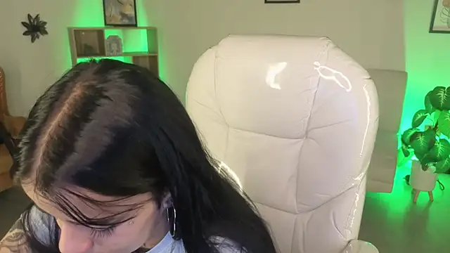 Nicole Foxx  online show from 23, 11, 2025