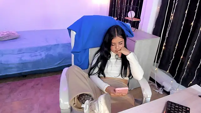 Nicole Foxx  online show from 16, 3, 2025