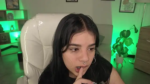 Nicole Foxx  online show from 24, 11, 2025