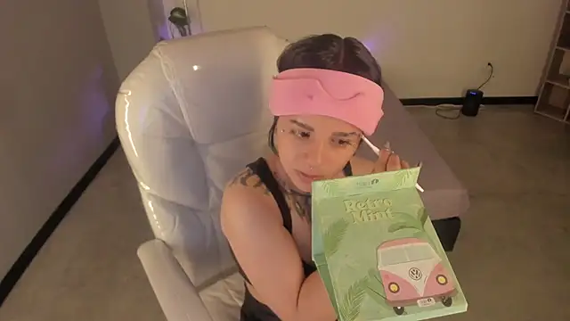 Nicole Foxx  online show from 26, 9, 2025