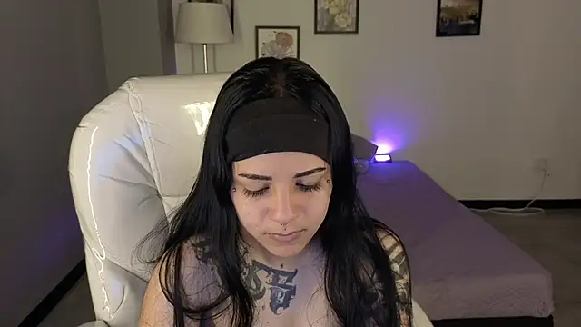 Nicole Foxx  online show from 3, 10, 2025