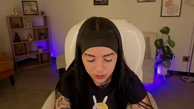 Nicole Foxx  online show from 13, 11, 2025