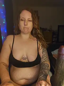 Snapshot of TattedMamaXOXO chatting on 25, 6, 2026 TattedMamaXOXO online show from 25, 6, 2026