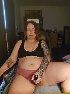 Snapshot of TattedMamaXOXO chatting on 5, 7, 2026 TattedMamaXOXO online show from 5, 7, 2026
