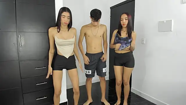 hotlittleones18 online show from 6, 3, 2025