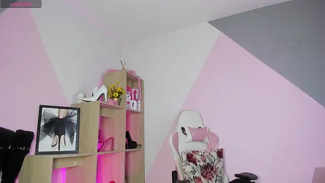 RayaCarr  online show from 11, 11, 2025