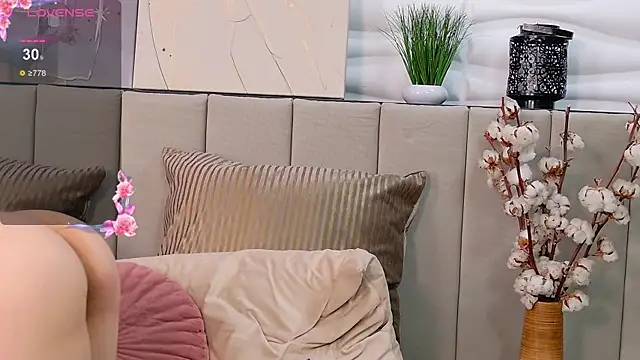 Elly Ross online show from 7, 3, 2025