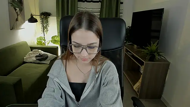 PamBeesly online show from 19, 3, 2025