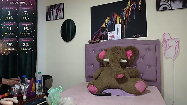 Emmie Hot online show from 9, 10, 2025